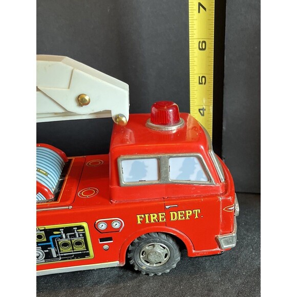 VTG Yonezawa Japan Tin Battery Operated Snorkle Fire Engine Truck Doesn’t Work - Picture 13 of 14